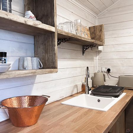 'Swan' Lakeview Lodge Bishampton Екстериор снимка