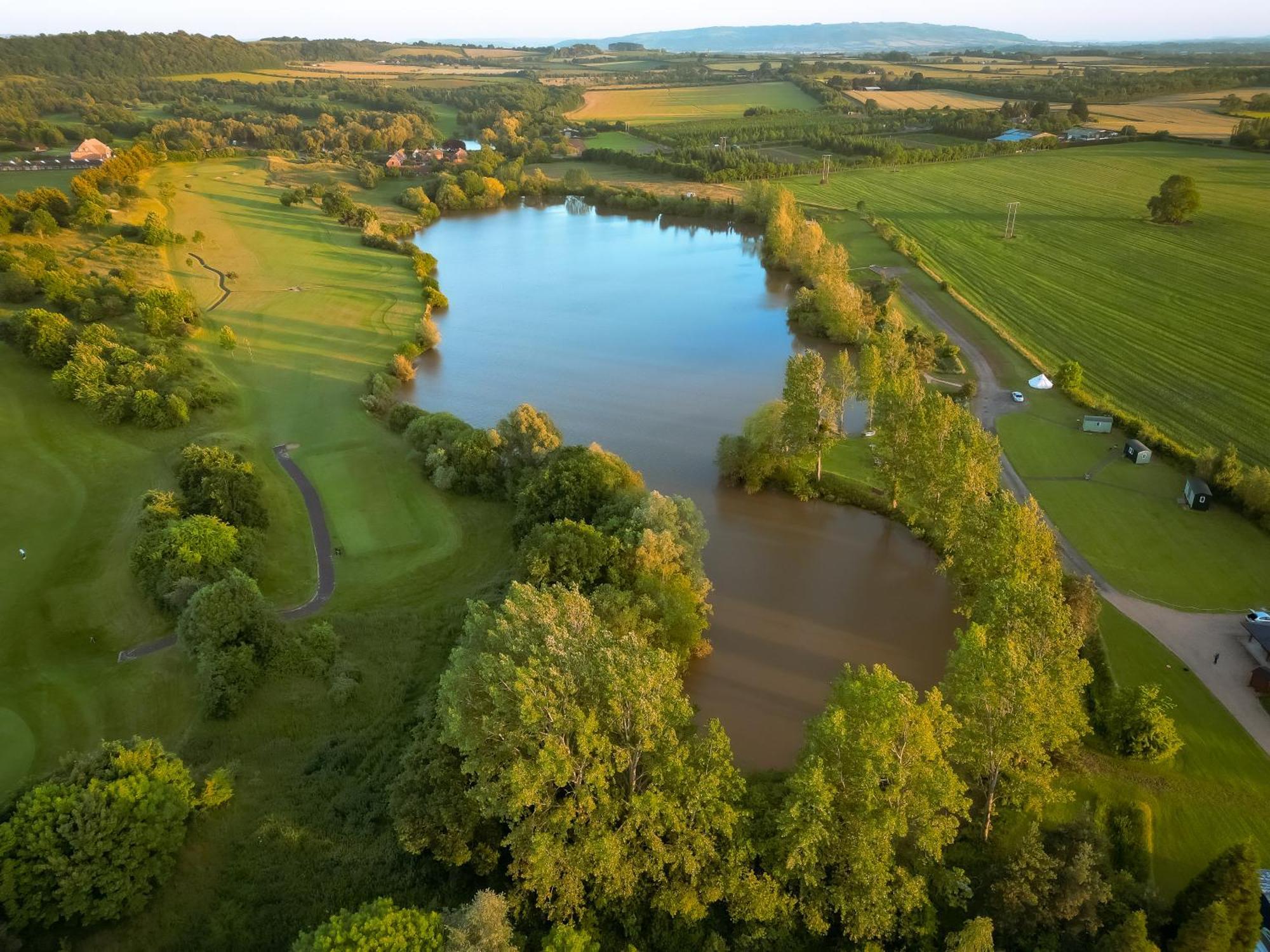 'Swan' Lakeview Lodge Bishampton Екстериор снимка